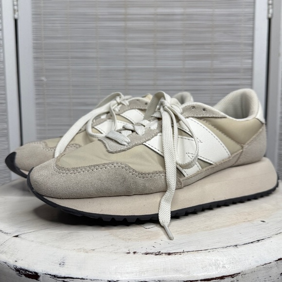New Balance Off White Beige Sneakers Size 7 - Picture 1 of 11